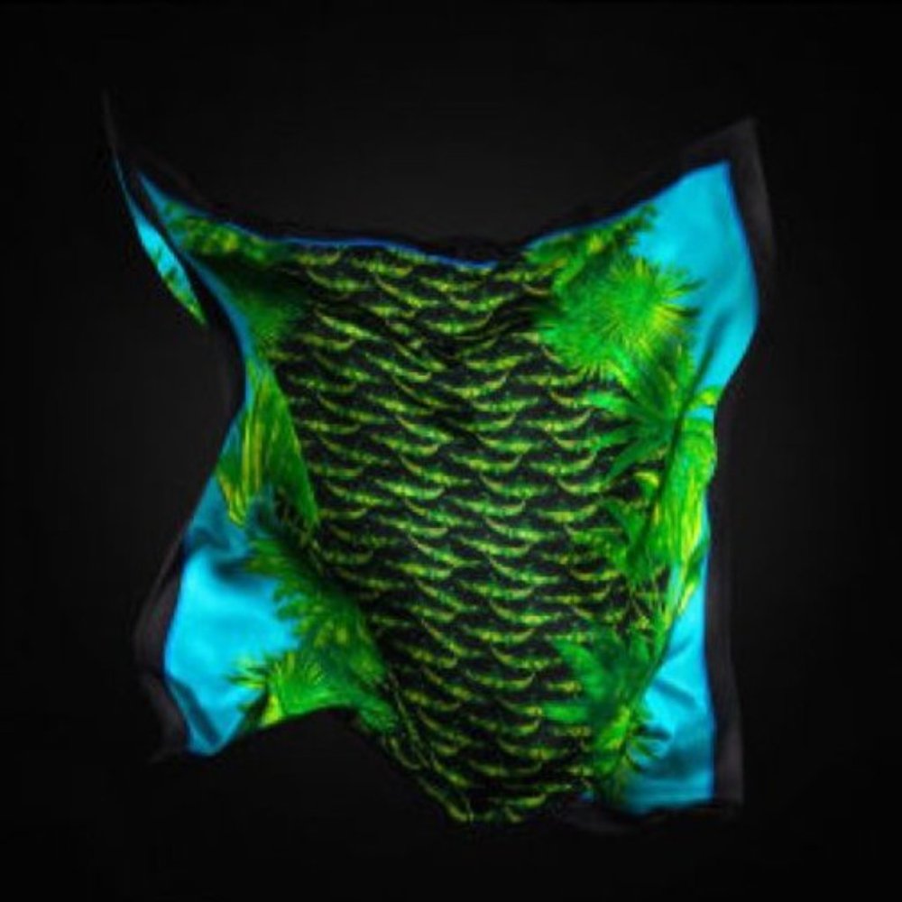 ♦️SOLD♦️ VERSACE x H&M Crocodile Print Silk Square - Picture 11 of 11